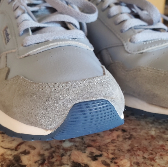 Classic Reebok Sneakers - Picture 5 of 8